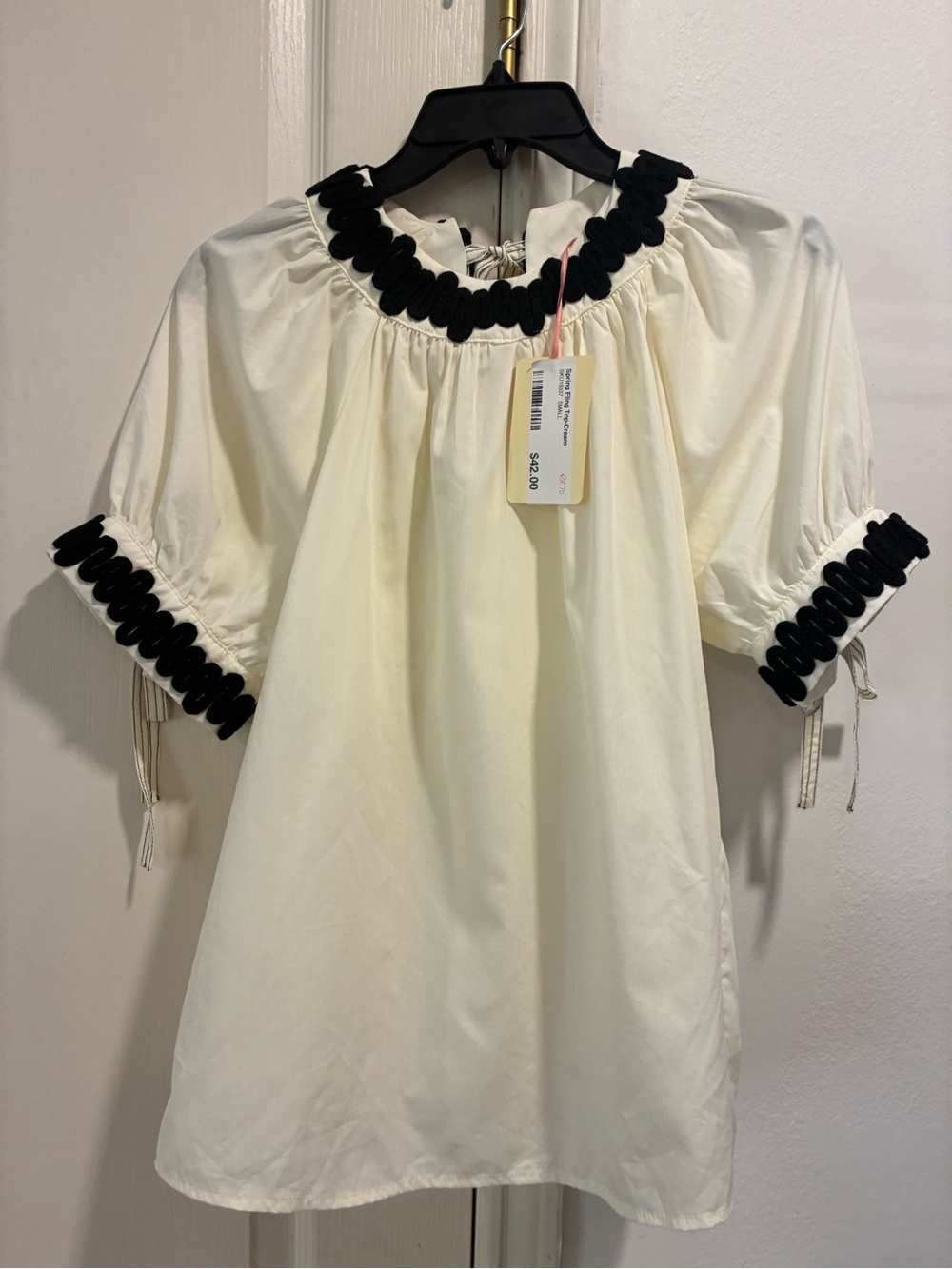 Entro Women’s Cream Puff-Sleeve Top with Black Trim New Small